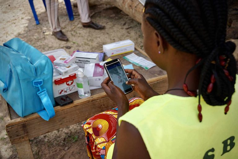 Au Burkina Faso, l’application mobile mHealth aide à renforcer le système de santé